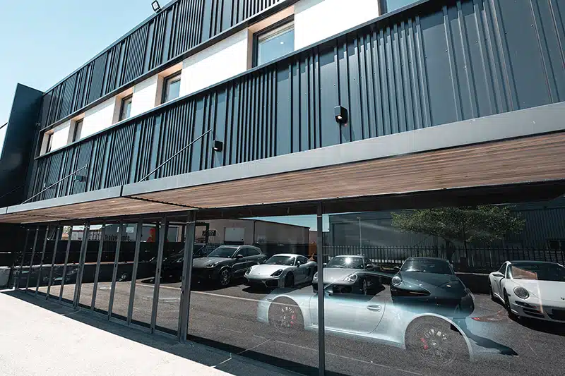 angele automobiles concession bâtiment voitures intérieur